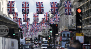 Продажбите на нови автомобили във Великобритания са нараснали с близо 3,5 процента през 2025 г.