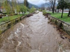 Пропукала се е дига след вливането на река Конска в река Струма, съобщи кметът на Батановци