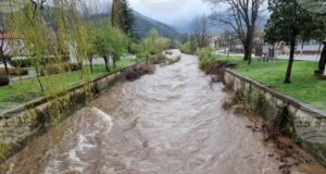 Пропукала се е дига след вливането на река Конска в река Струма, съобщи кметът на Батановци