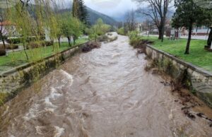 Пропукала се е дига след вливането на река Конска в река Струма, съобщи кметът на Батановци