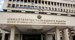Редица авиокомпании отменят полетите си от и до Иран, предупредиха от МВнР