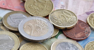 Евромонетите от всички държави в еврозоната са законно платежно средство, припомня Европейската комисия