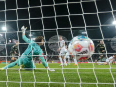 С 10 души Унион (Берлин) се добра до равенство при гостуването си на Аугсбург в Бундеслигата