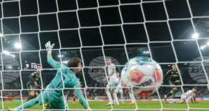 С 10 души Унион (Берлин) се добра до равенство при гостуването си на Аугсбург в Бундеслигата