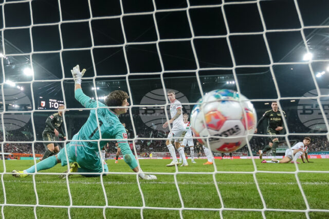 С 10 души Унион (Берлин) се добра до равенство при гостуването си на Аугсбург в Бундеслигата