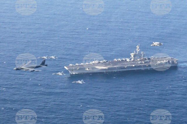 Американският самолетоносач "Ейбрахам Линкълн".