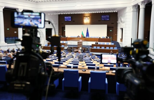 Скандали в парламента: Ще успеят ли управляващите и „Възраждане“ да Народно събрание