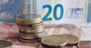 Курсът на еврото остава почти без промяна спрямо долара