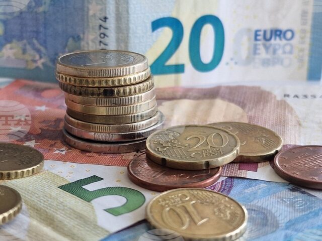 Курсът на еврото остава почти без промяна спрямо долара