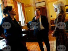 Външният министър на Дания Ларс Льоке Расмусен и гренландската му колежка Вивиан Моцфелт преди срещата в Белия дом с американския вицепрезидент Джей Ди Ванс и държавния секретар Марко Рубио, 14 януари 2026 г