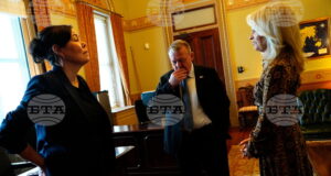 Външният министър на Дания Ларс Льоке Расмусен и гренландската му колежка Вивиан Моцфелт преди срещата в Белия дом с американския вицепрезидент Джей Ди Ванс и държавния секретар Марко Рубио, 14 януари 2026 г