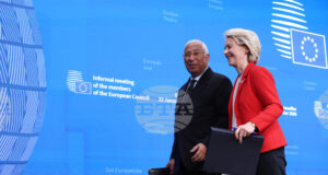 Председателите на Европейския съвет Антонио Коща (вляво) и на Европейската комисия Урсула фон дер Лайен след извънредното заседание на лидерите на страните от ЕС (