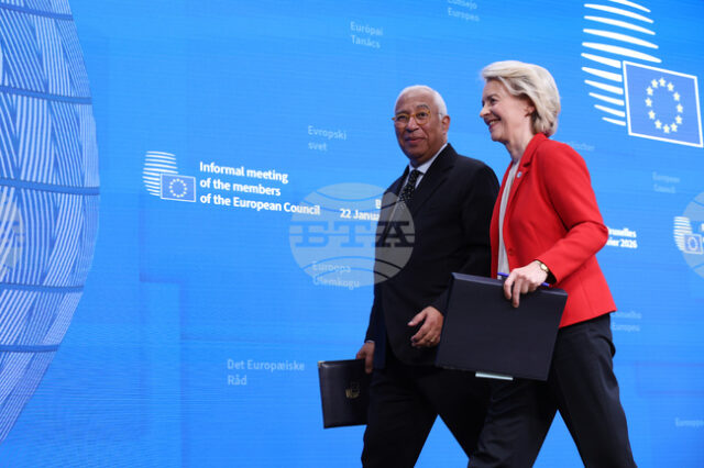 Председателите на Европейския съвет Антонио Коща (вляво) и на Европейската комисия Урсула фон дер Лайен след извънредното заседание на лидерите на страните от ЕС (