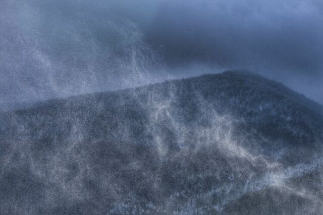 Слънцето се показва на някои места, а температурите леко се Времето в е мъгливо