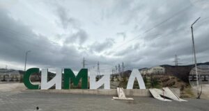 Спирки, кошчета за отпадъци и надписа на входа на Симитли са повредени при вандалска проява