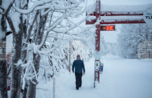 Спрени полети заради мразовито време блокираха хиляди туристи във Финландия Спрени полети заради мразовито време блокираха хиляди туристи във Финландия