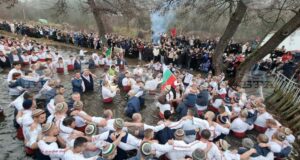 Стотици мъже и тази година се включиха в традиционното мъжко хоро на Богоявление в Калофер
