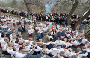 Стотици мъже и тази година се включиха в традиционното мъжко хоро на Богоявление в Калофер