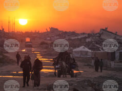 Палестинци вървят сред руините на разрушени сгради в град Газа, 4 януари 2026 г