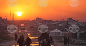 Палестинци вървят сред руините на разрушени сгради в град Газа, 4 януари 2026 г