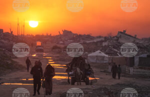 Палестинци вървят сред руините на разрушени сгради в град Газа, 4 януари 2026 г