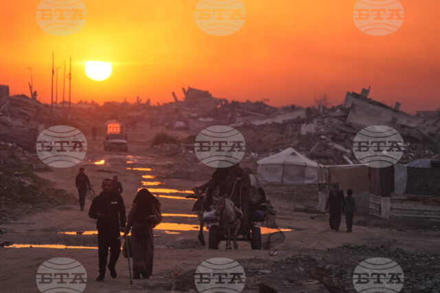 Палестинци вървят сред руините на разрушени сгради в град Газа, 4 януари 2026 г