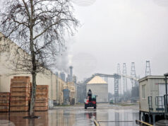 Съдът в Бургас спря предварителното изпълнение на принудителната административна мярка за спиране на линия на „Кроношпан“, съобщават от компанията