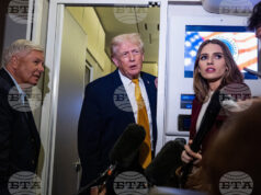 Тръмп заплаши Колумбия, Мексико и Гренландия Президентът на САЩ Доналд Тръмп говори с репортери на борда на самолета си "Еър Форс 1"