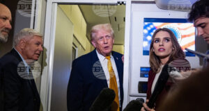 Президентът на САЩ Доналд Тръмп говори с репортери на борда на самолета си "Еър Форс 1"