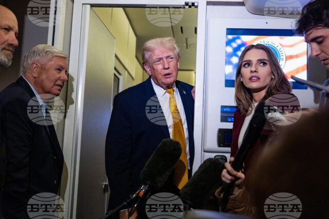 Президентът на САЩ Доналд Тръмп говори с репортери на борда на самолета си "Еър Форс 1"