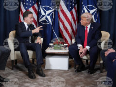 Тръмп отменя митата след среща с шефа на НАТО Президентът на САЩ Донлад Тръмп разговаря с генералния секретар на НАТО Марк Рюте в кулоарите на годишната среща на Световния икономически форум в Давос, 21 януари 2026 г. Снимка: АП/