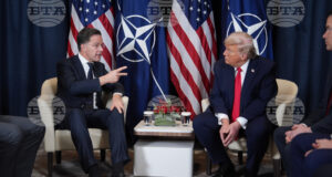 Президентът на САЩ Донлад Тръмп разговаря с генералния секретар на НАТО Марк Рюте в кулоарите на годишната среща на Световния икономически форум в Давос, 21 януари 2026 г. Снимка: АП/