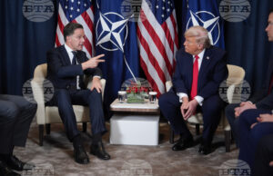 Президентът на САЩ Донлад Тръмп разговаря с генералния секретар на НАТО Марк Рюте в кулоарите на годишната среща на Световния икономически форум в Давос, 21 януари 2026 г. Снимка: АП/