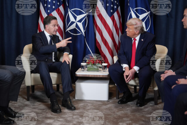 Президентът на САЩ Донлад Тръмп разговаря с генералния секретар на НАТО Марк Рюте в кулоарите на годишната среща на Световния икономически форум в Давос, 21 януари 2026 г. Снимка: АП/