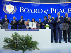 Доналд Тръмп показва подписания от него документ за учредяването на Съвета за мир за ивицата Газа в Давос