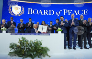 Тръмп учреди предложения от него Съвет за мир: Единствените представители на ЕС са Желязков и Орбан Доналд Тръмп показва подписания от него документ за учредяването на Съвета за мир за ивицата Газа в Давос