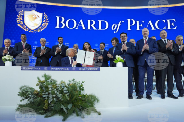 Тръмп учреди предложения от него Съвет за мир: Единствените представители Доналд Тръмп показва подписания от него документ за учредяването на Съвета за мир за ивицата Газа в Давос