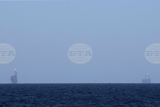 Украйна съобщи, че е повредила три руски петролни платформи в Каспийско море