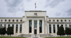 Управлението за федерален резерв на САЩ заседава за първи път през 2026 г. на фона на бурята, предизвикана от президента Доналд Тръмп