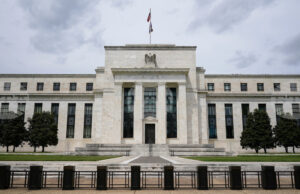 Управлението за федерален резерв на САЩ заседава за първи път през 2026 г. на фона на бурята, предизвикана от президента Доналд Тръмп