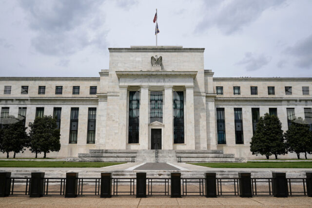 Управлението за федерален резерв на САЩ заседава за първи път през 2026 г. на фона на бурята, предизвикана от президента Доналд Тръмп
