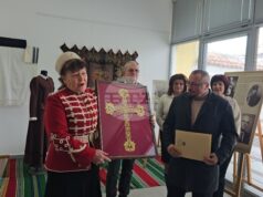 Учителката Елисавета Георгиева дари пано с ръчно извезан кръст на къщата музей „Райна Княгиня“ в Панагюрище