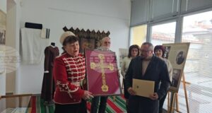 Учителката Елисавета Георгиева дари пано с ръчно извезан кръст на къщата музей „Райна Княгиня“ в Панагюрище