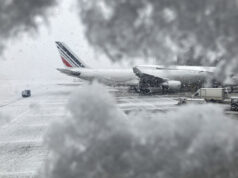 Френските власти поискаха авиокомпаниите да отменят 15 на сто от полетите на основните парижки летища след снеговалежите