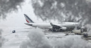 Френските власти поискаха авиокомпаниите да отменят 15 на сто от полетите на основните парижки летища след снеговалежите