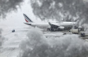 Френските власти поискаха авиокомпаниите да отменят 15 на сто от полетите на основните парижки летища след снеговалежите