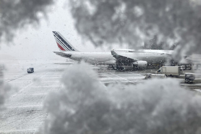 Френските власти поискаха авиокомпаниите да отменят 15 на сто от полетите на основните парижки летища след снеговалежите