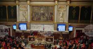 Френското правителство оцеля при първия от два вота на недоверие срещу бюджета за 2026 г.