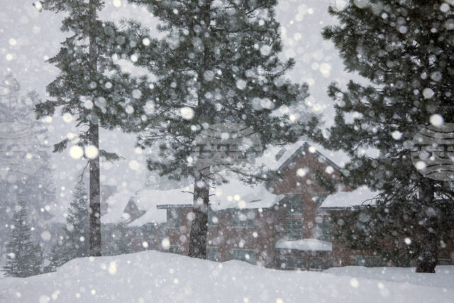 Хотел и параклис от лед в курортния комплекс „Томаму“ на Хотел и параклис от лед в курортния комплекс „Томаму“ на остров Хокайдо са отворени за посетители