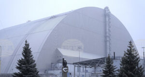 Чернобилската АЕЦ вече е свързана с украинската енергийна мрежа и нивото на радиация е нормално, обяви Киев